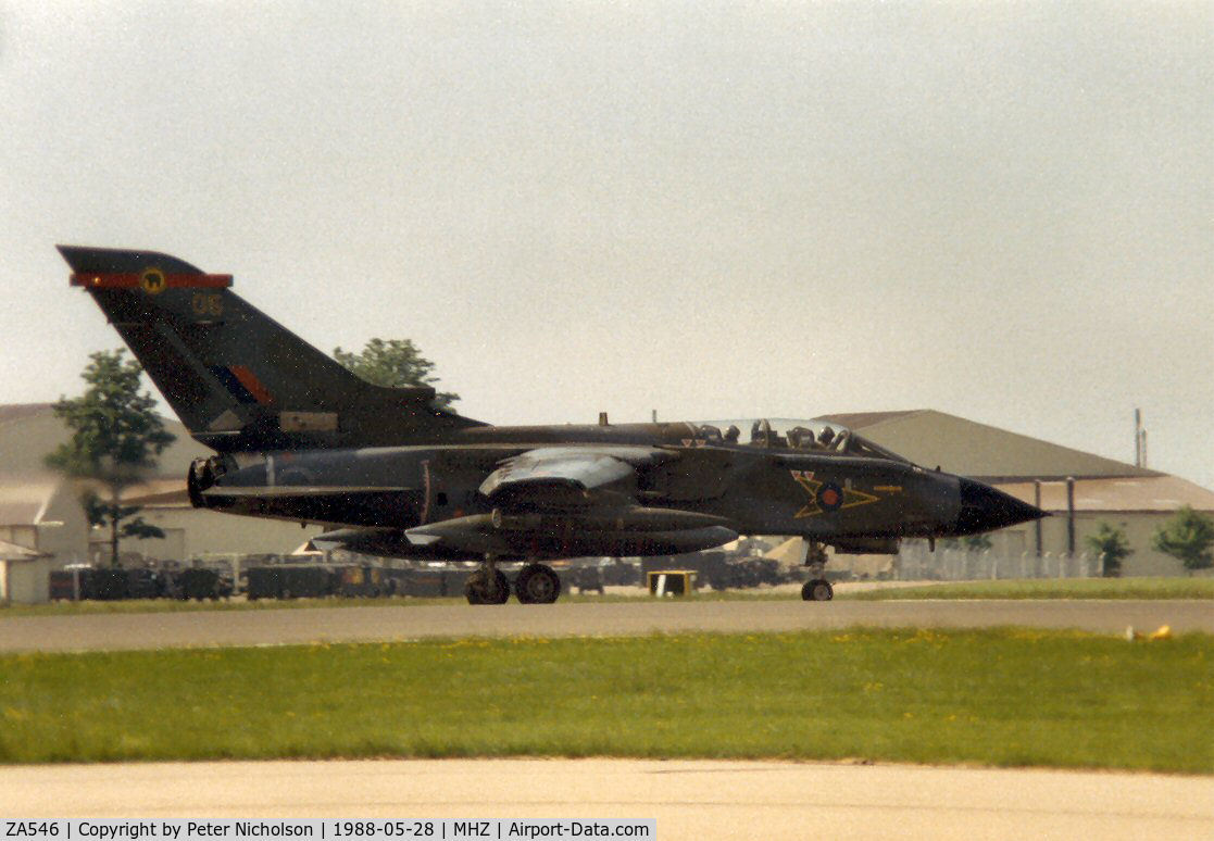ZA546, 1981 Panavia Tornado GR.1 C/N 058/BS015/3030, Tornado GR.1 of 27 Squadron landing at the 1988 RAF Mildenhall Air Fete.