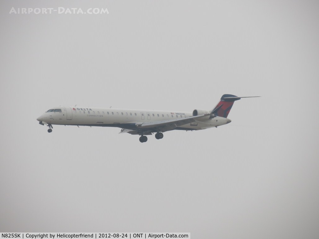 N825SK, 2008 Canadair CL-600-2D24 Regional Jet CRJ-900ER C/N 15212, Approaching the outer fence