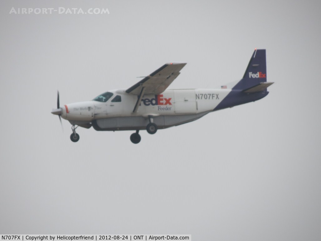 N707FX, 1995 Cessna 208B Grand Caravan C/N 208B0427, approaching the outer fence on final