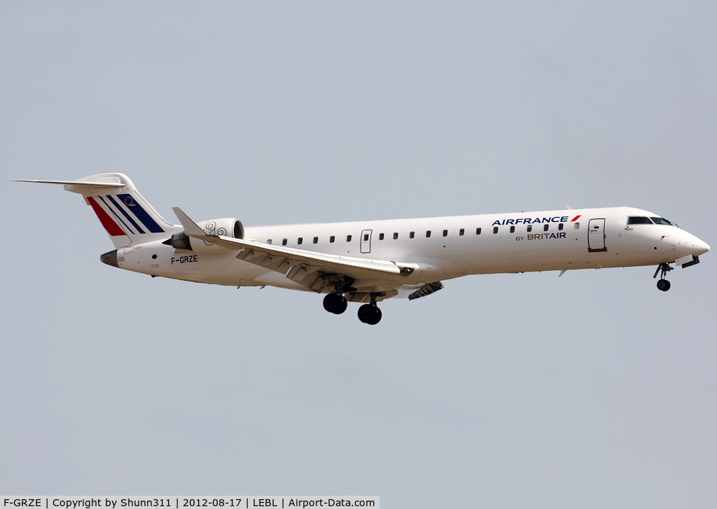 F-GRZE, 2001 Canadair CRJ-702 (CL-600-2C10) Regional Jet C/N 10032, Landing rwy 25R in new Air France c/s