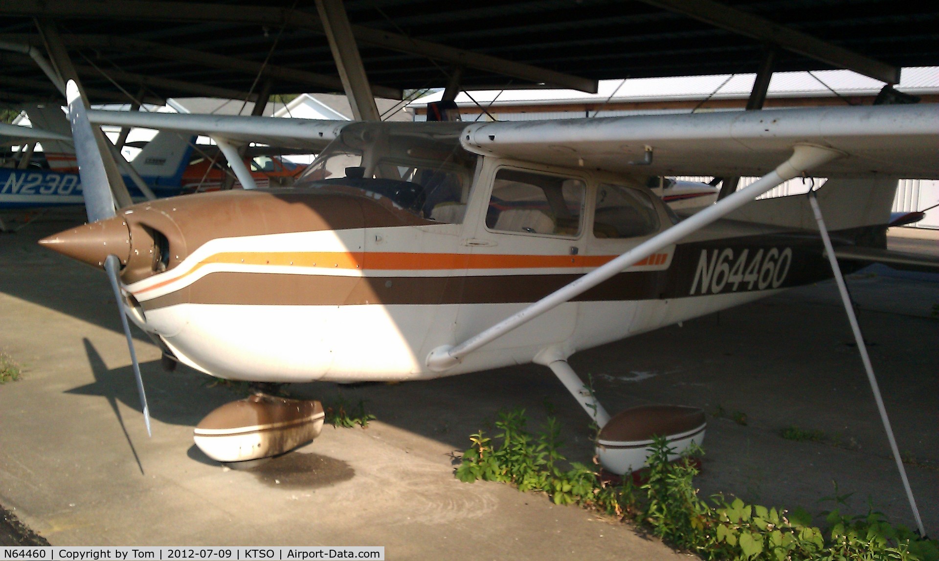 N64460, 1975 Cessna 172M C/N 17265247, Neglected at Carrol County Ohio. KTSO