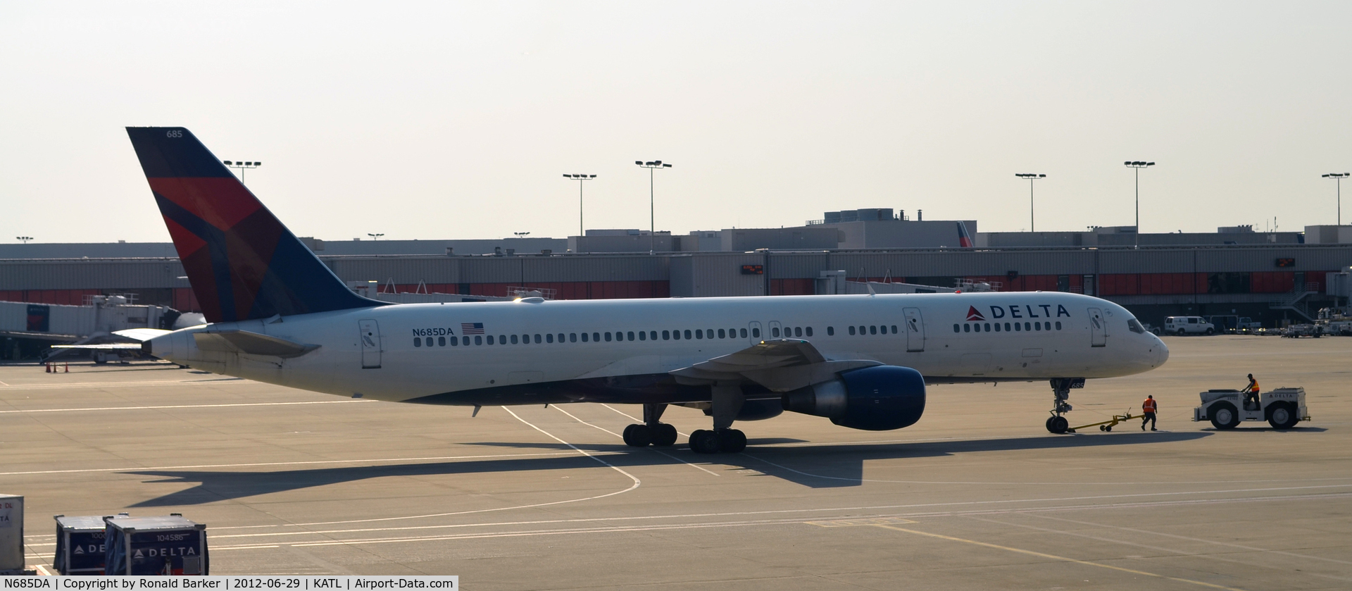 N685DA, 1995 Boeing 757-232 C/N 27588, Taxi ATL