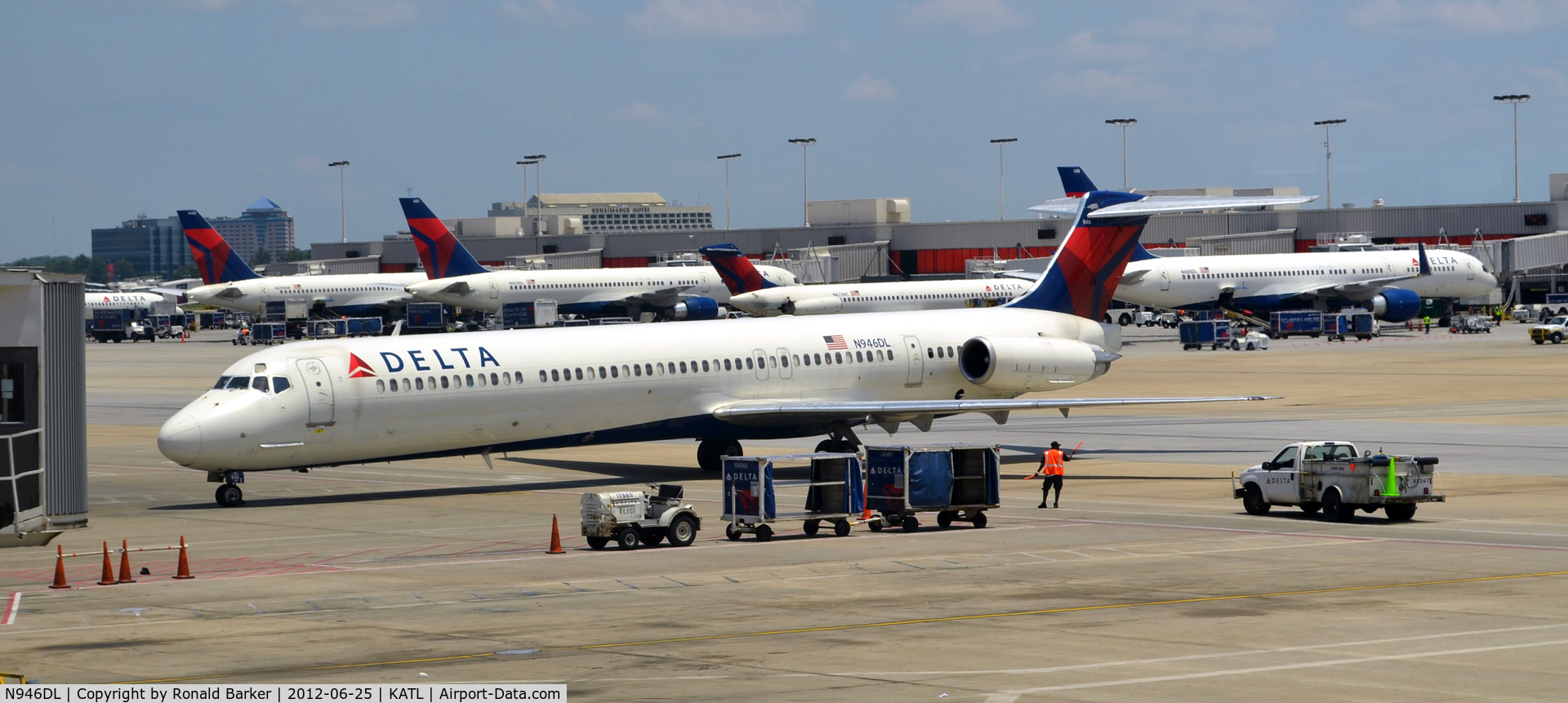 N946DL, 1989 McDonnell Douglas MD-88 C/N 49819, Taxi ATL