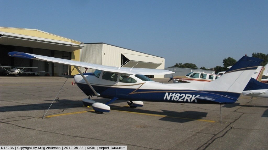 N182RK, 1977 Cessna 182Q Skylane C/N 18265637, Cessna 182Q Skylane on the line.