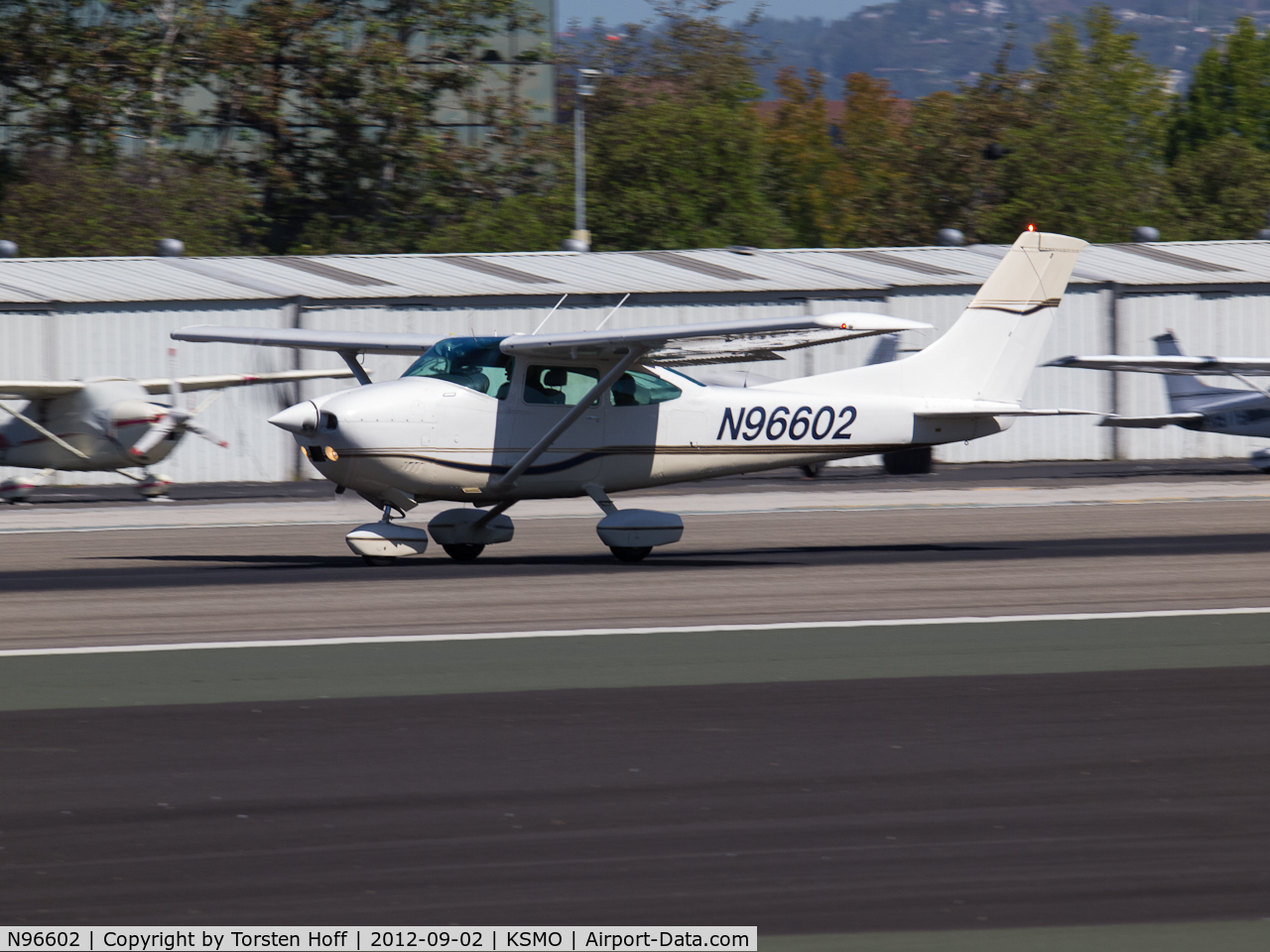 N96602, 1979 Cessna 182Q Skylane C/N 18266778, N96602 departing from RWY 21