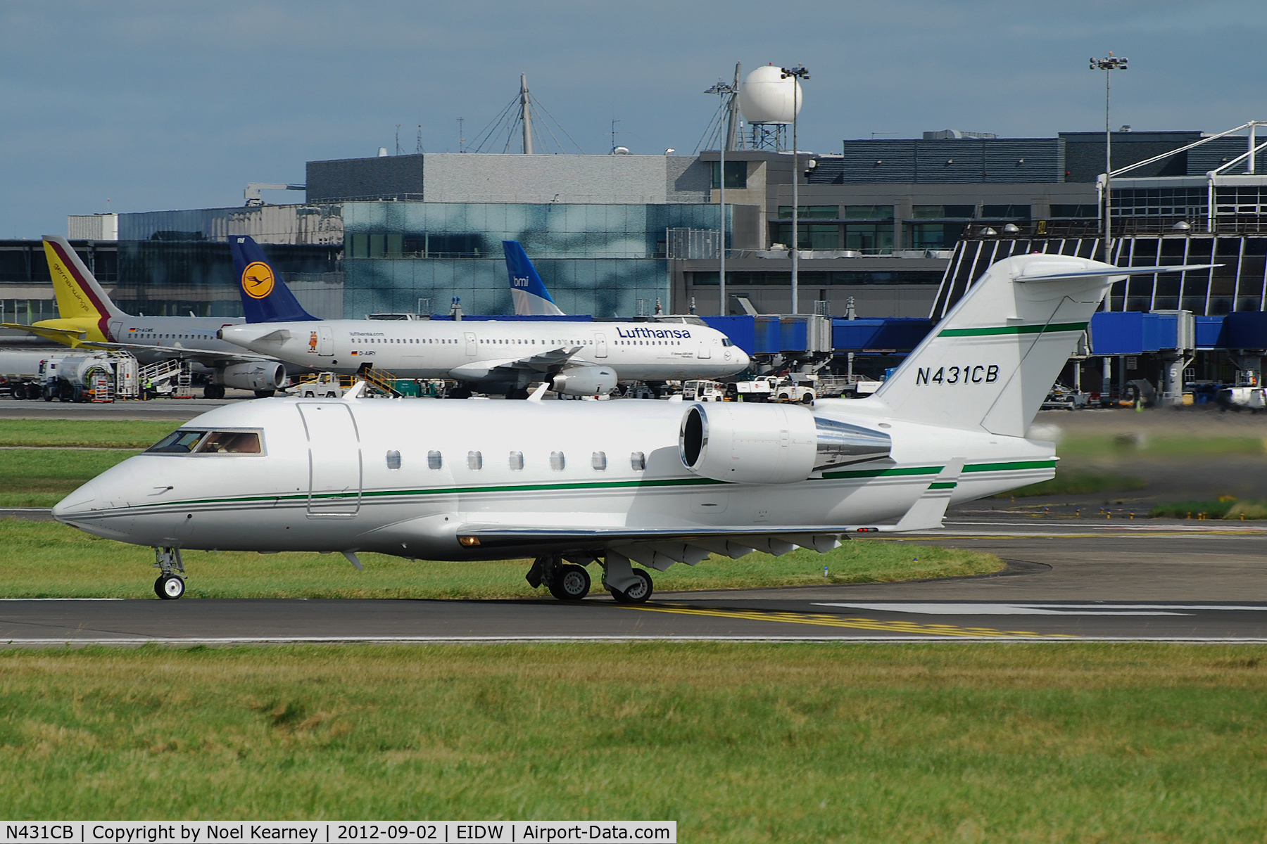 N431CB, 1994 Canadair Challenger 601-3R (CL-600-2B16) C/N 5164, Lined up for departure off Rwy 28 at EIDW.