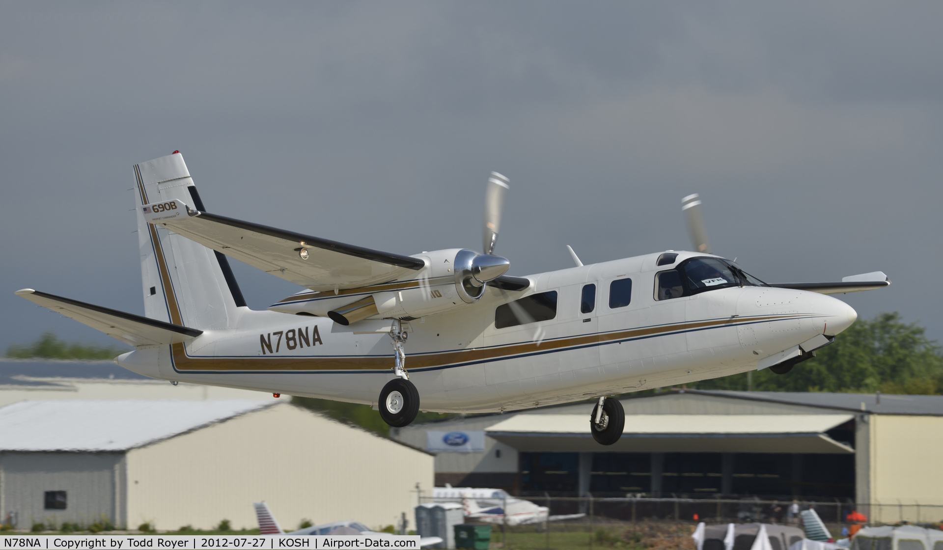 N78NA, 1977 Rockwell International 690B C/N 11401, Departing Airventure 2012