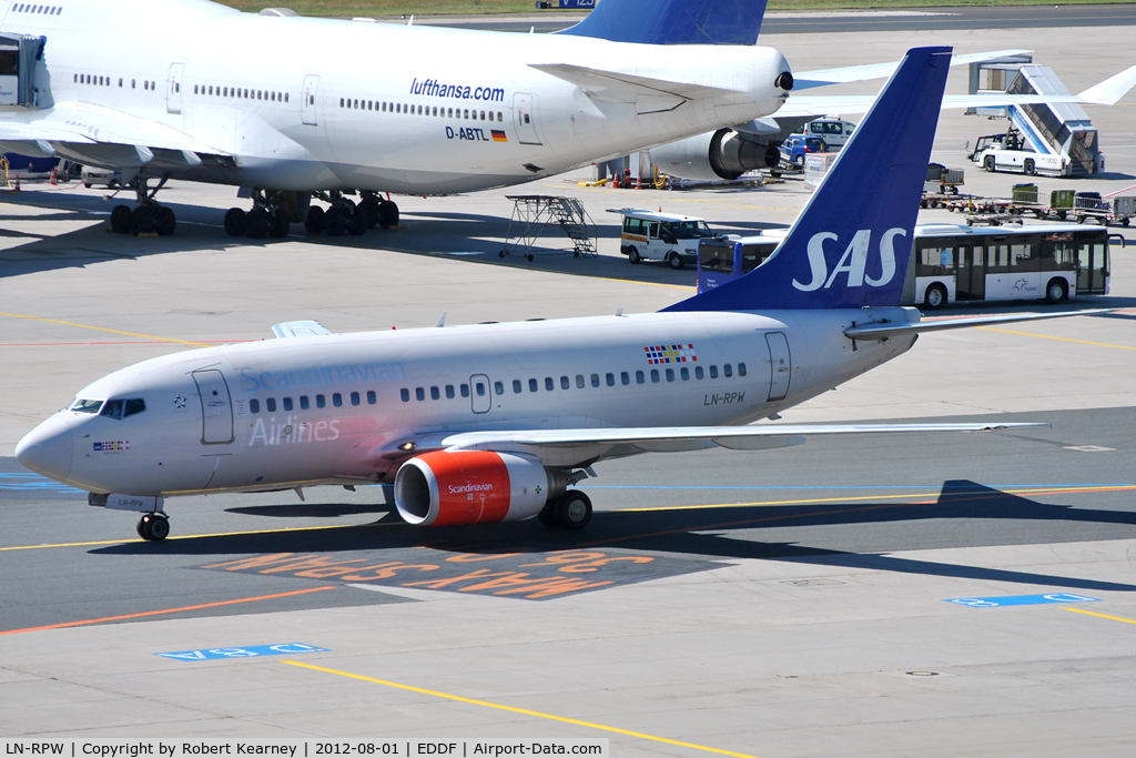 LN-RPW, 1999 Boeing 737-683 C/N 28289, Taxiing in to parking