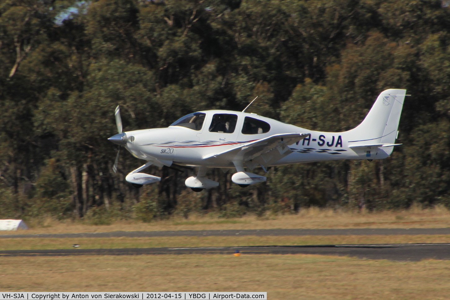 VH-SJA, 2003 Cirrus SR20 C/N 1353, VH-SJA @ YBDG Landing on 35