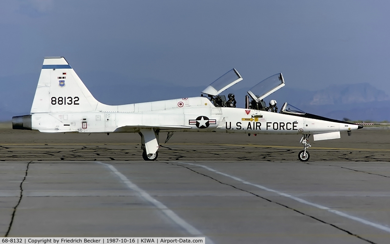 68-8132, 1968 Northrop T-38A-70-NO Talon C/N T.6137, taxying to the active