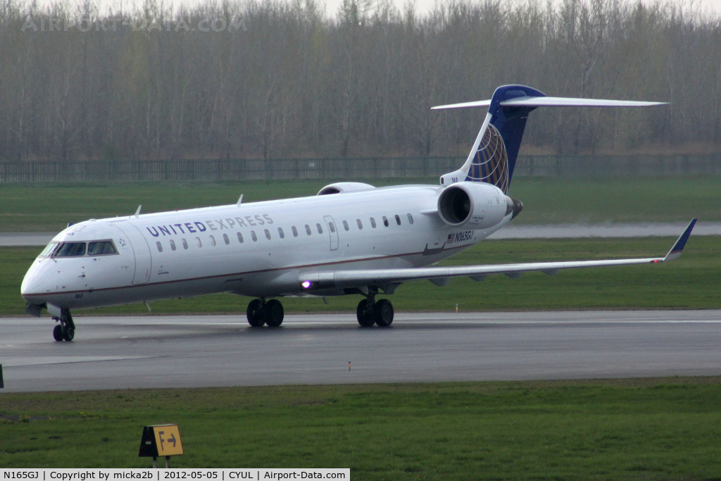 N165GJ, 2006 Bombardier CRJ-700 (CL-600-2C10) Regional Jet C/N 10257, Taxiing