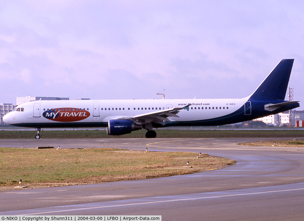 G-NIKO, 2000 Airbus A321-211 C/N 1250, Taxiing holding point rwy 32R in basic Airtours International c/s