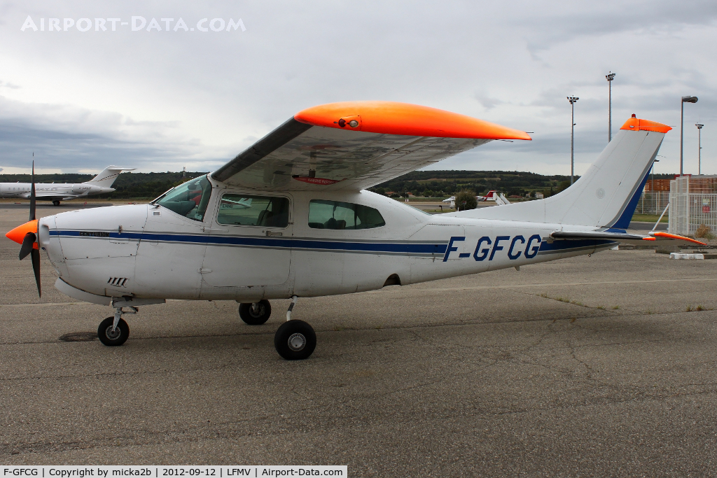 F-GFCG, Cessna 210N Centurion C/N 21064148, Parked
