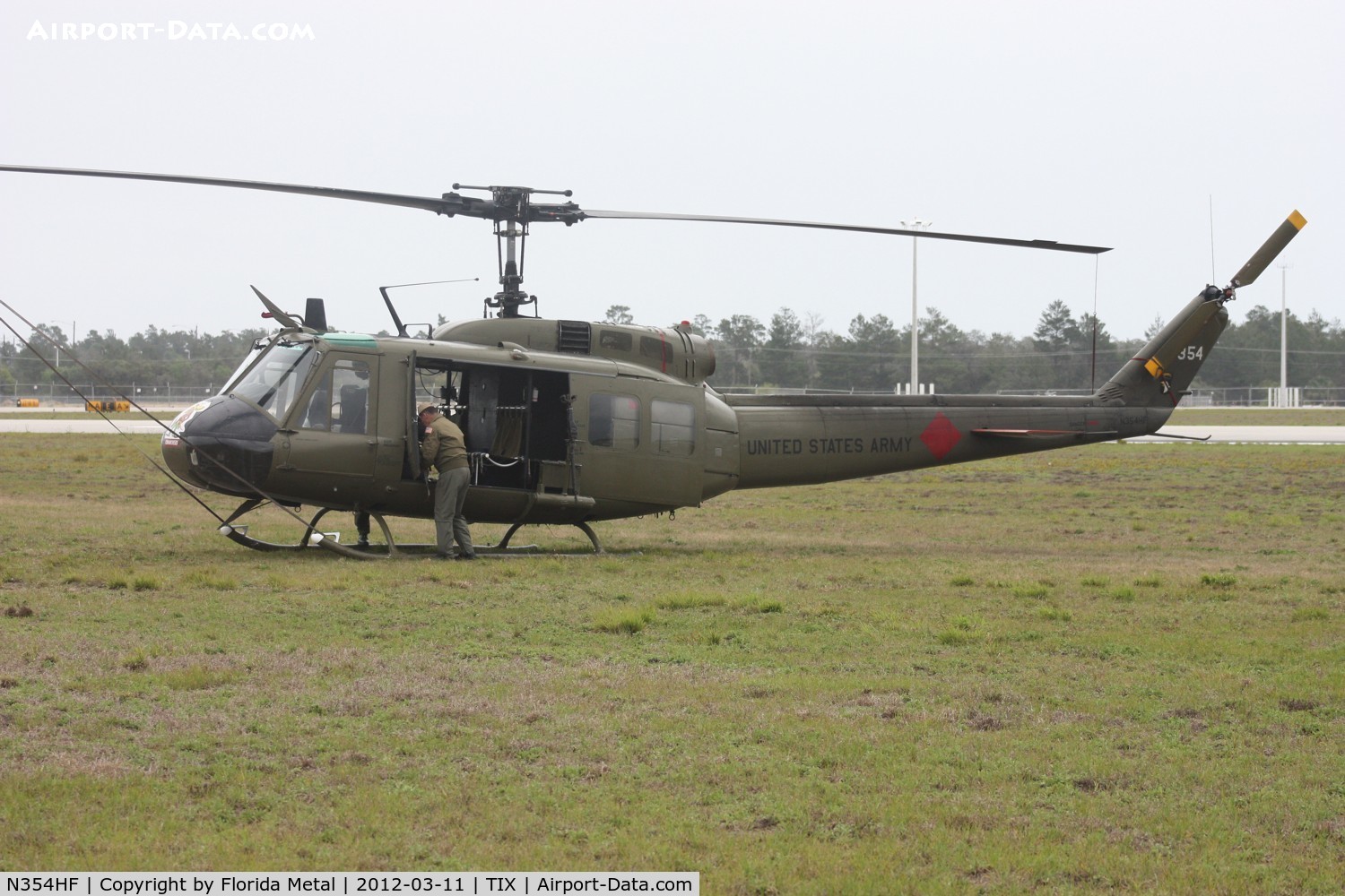 N354HF, 1964 Bell UH-1H Iroquois C/N 69-15354, UH-1H giving rides