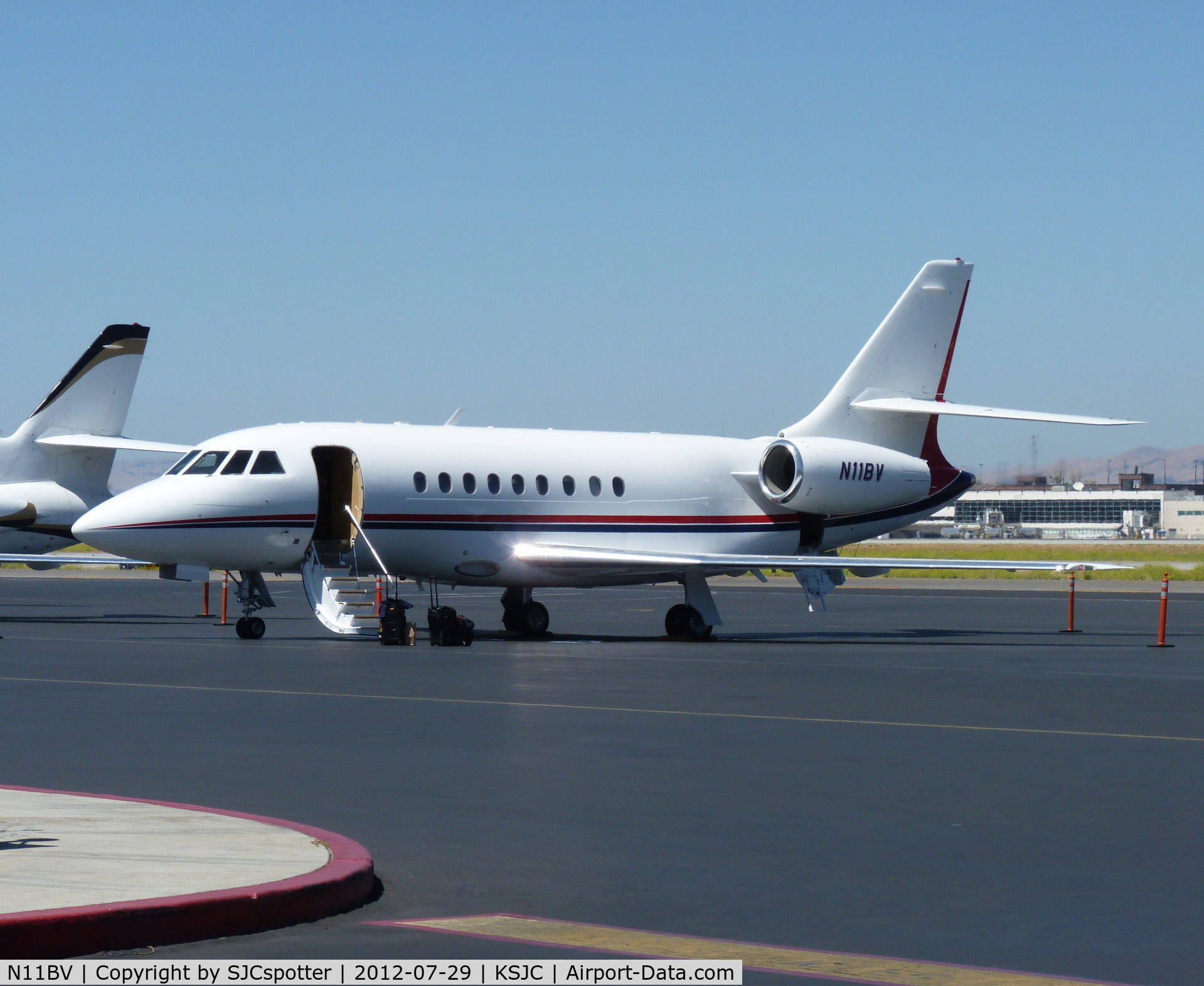 N11BV, 1995 Dassault Falcon 2000 C/N 21, Unloading after arriving from KSAN.