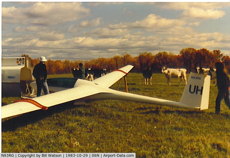 N93RG, 1976 Molino Oy PIK-20B C/N 20103, Off field landing aux vaches (with the cows)
Across interstate highway from Randall Airport, Middletown NY