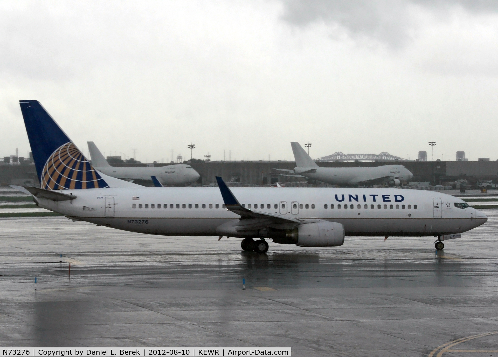 N73276, 2002 Boeing 737-824 C/N 31594, A United 737, originally built for Continental in 2002, braves a downpour at Newark Liberty International Aiport.