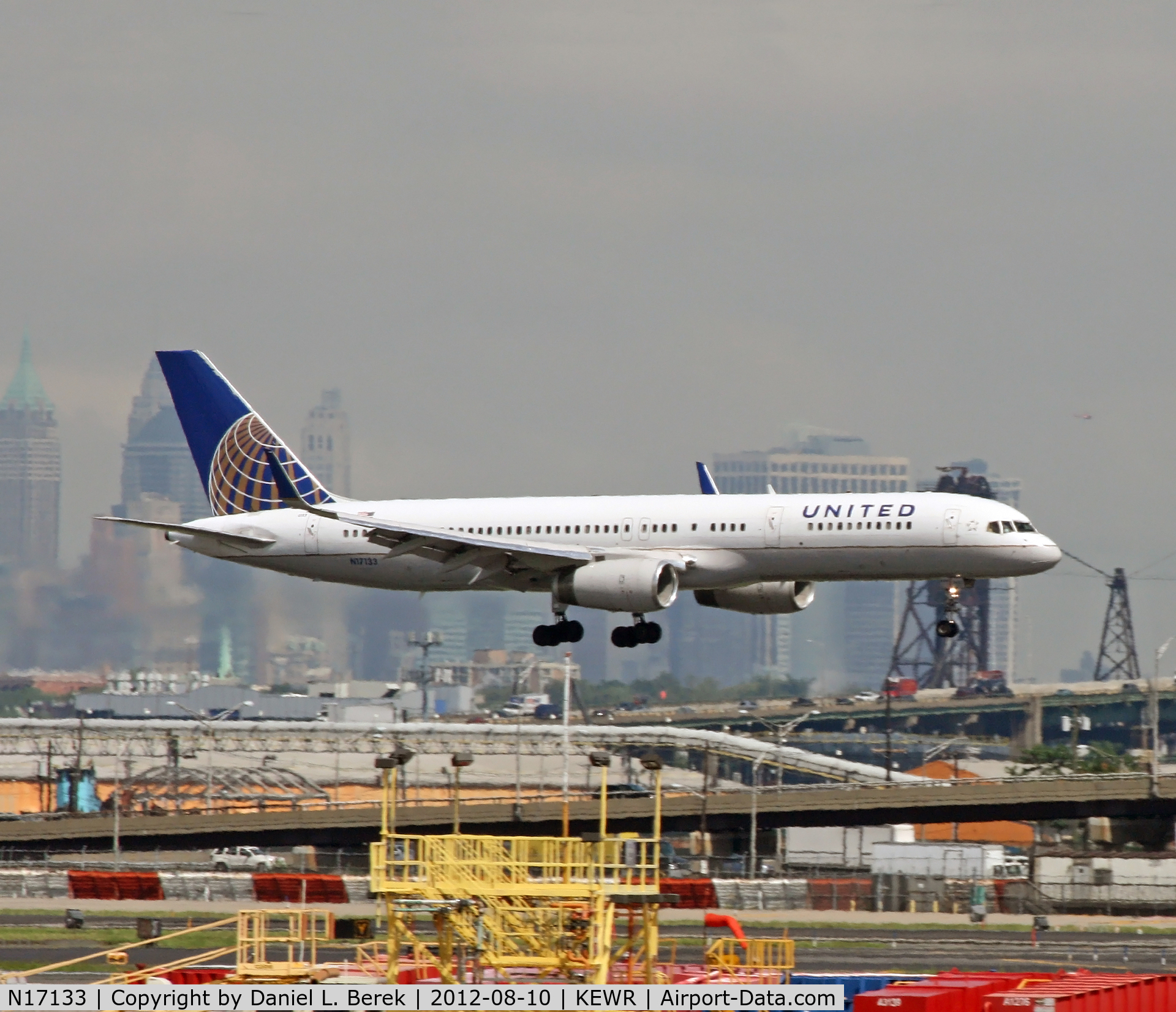 N17133, 1998 Boeing 757-224 C/N 29282, A United Boeing 757 comes in low at Newark International's small cross-runway.