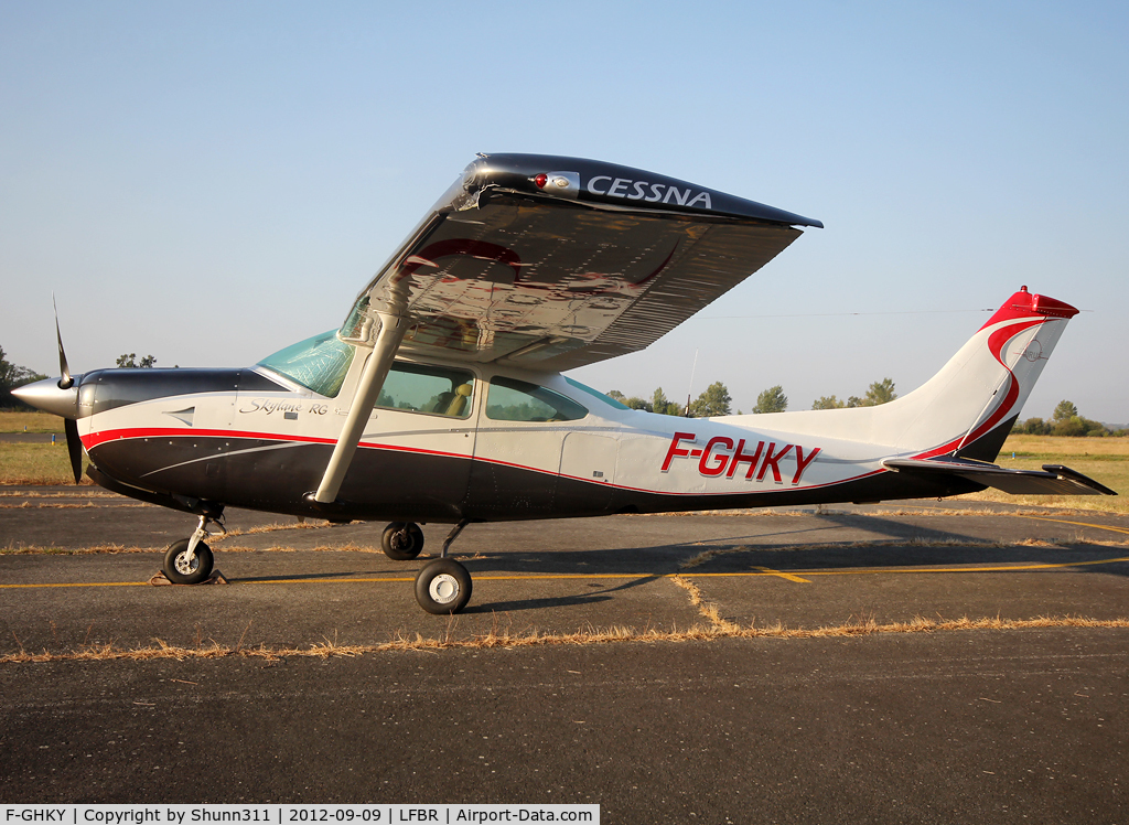 F-GHKY, Cessna R182 Skylane RG C/N R182-00728, Parked at the Airclub