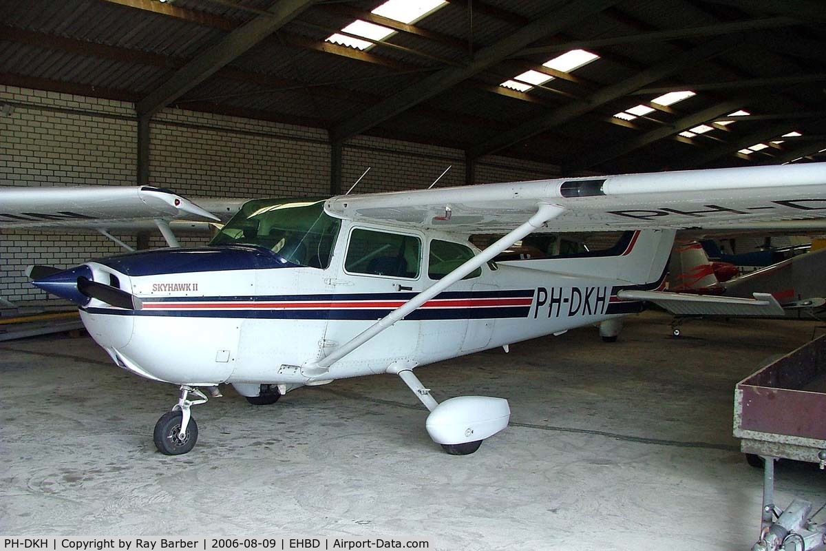PH-DKH, Cessna 172P C/N 17275655, Cessna 172P Skyhawk [172-75655] Budel-Kempen~PH 09/08/2006.