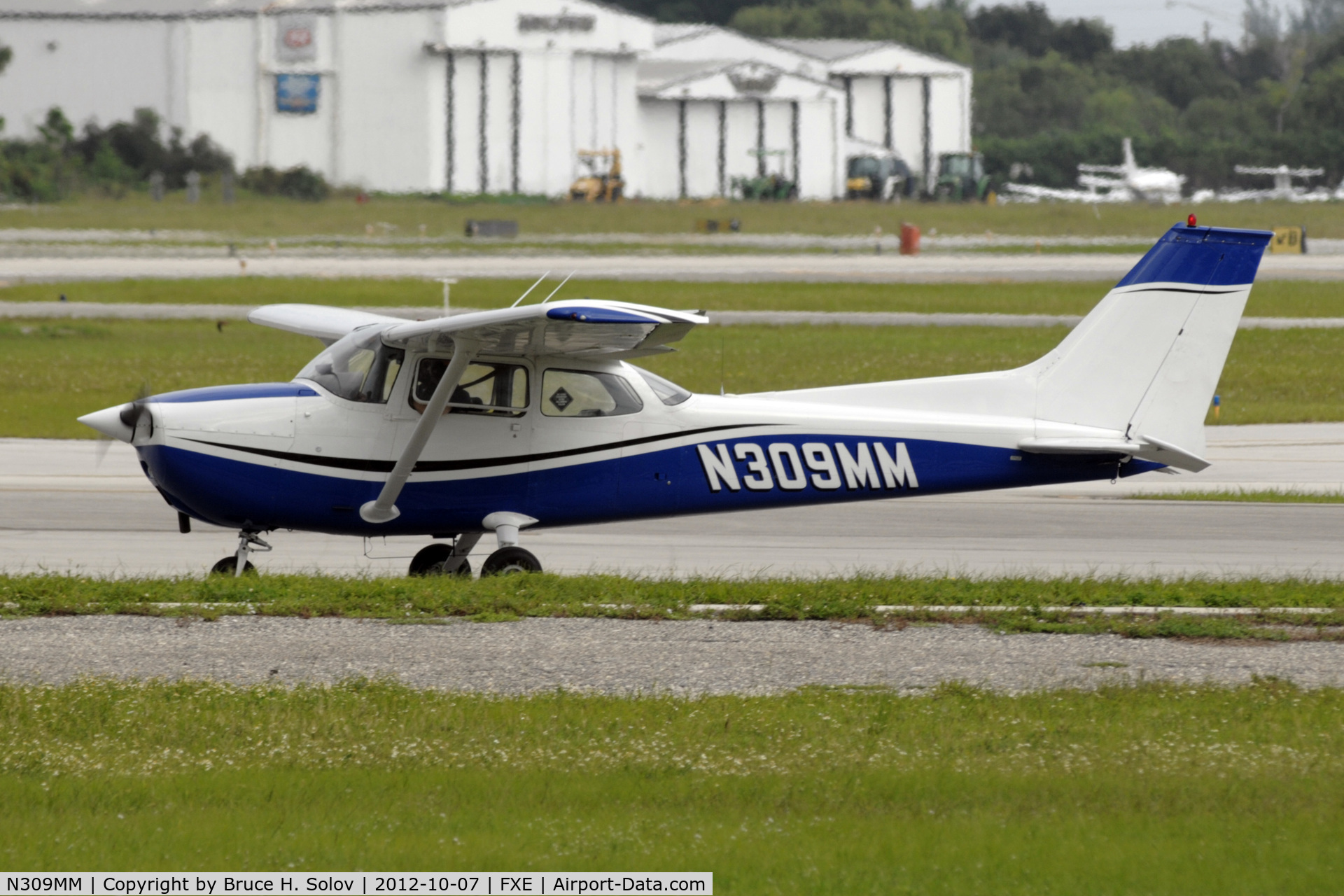 N309MM, 1975 Cessna 172M C/N 17265518, Waiting for takeoff @ FXE