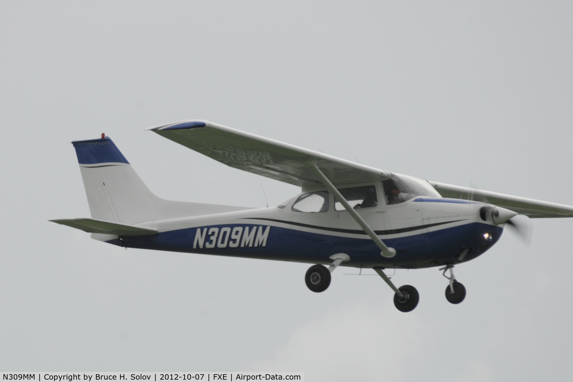 N309MM, 1975 Cessna 172M C/N 17265518, Doing  touch-and-go at FXE runway 8