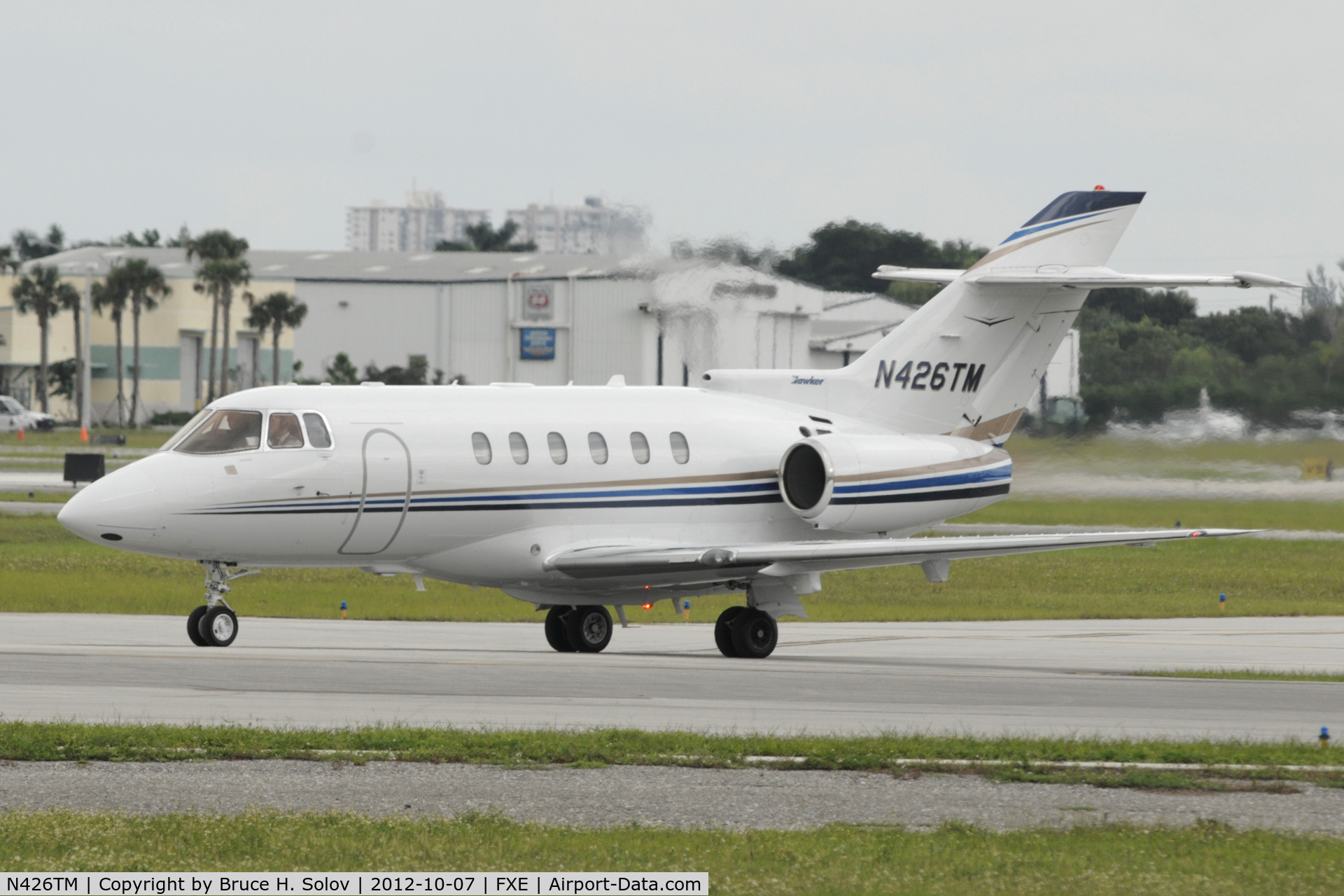 N426TM, 2004 Raytheon Hawker 800XP C/N 258680, Lined up for departure