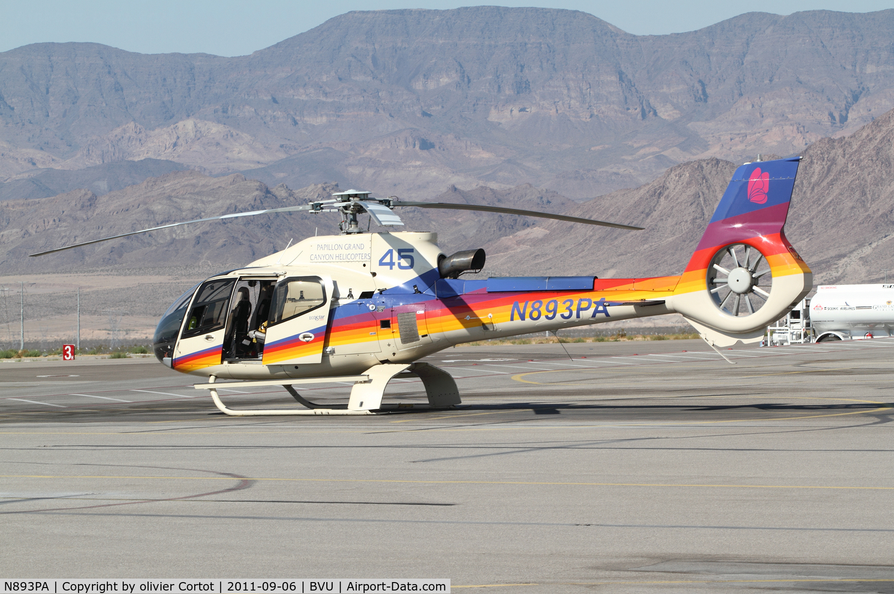 N893PA, Eurocopter EC-130B-4 (AS-350B-4) C/N 4679, waiting for a pilot to fly over the Grand Canyon