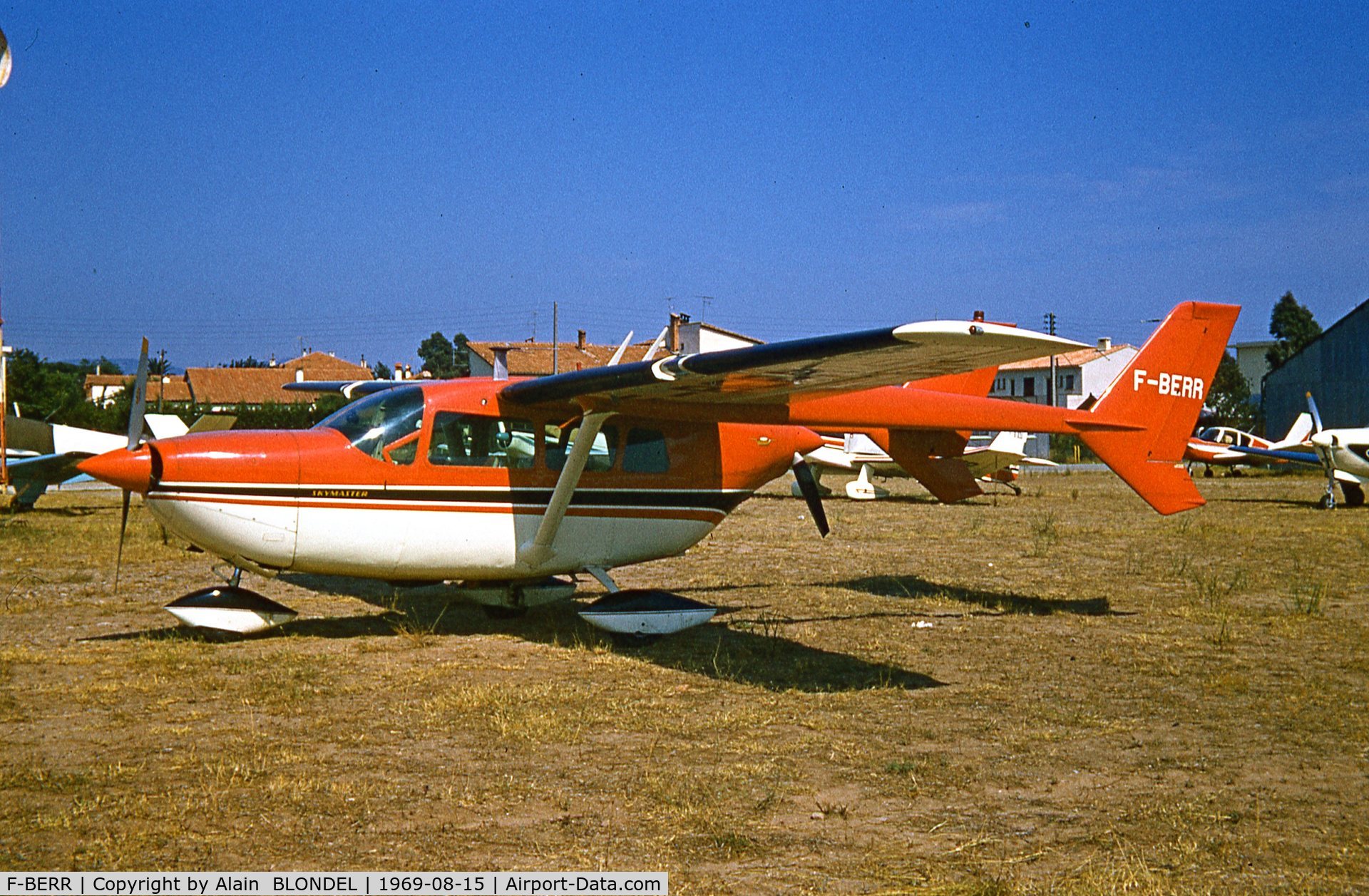 F-BERR, Cessna 336 Skymaster C/N 336-0122, En 1969 sur l'aérodrome de FREJUS SAINT RAPHAEL - FRANCE
