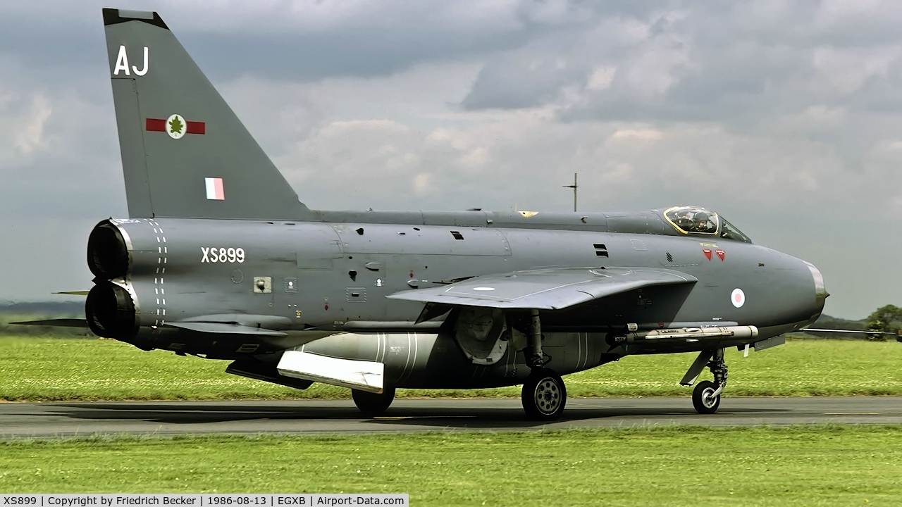 XS899, 1966 English Electric Lightning F.6 C/N 95245, taxying to the active at RAF Binbrook