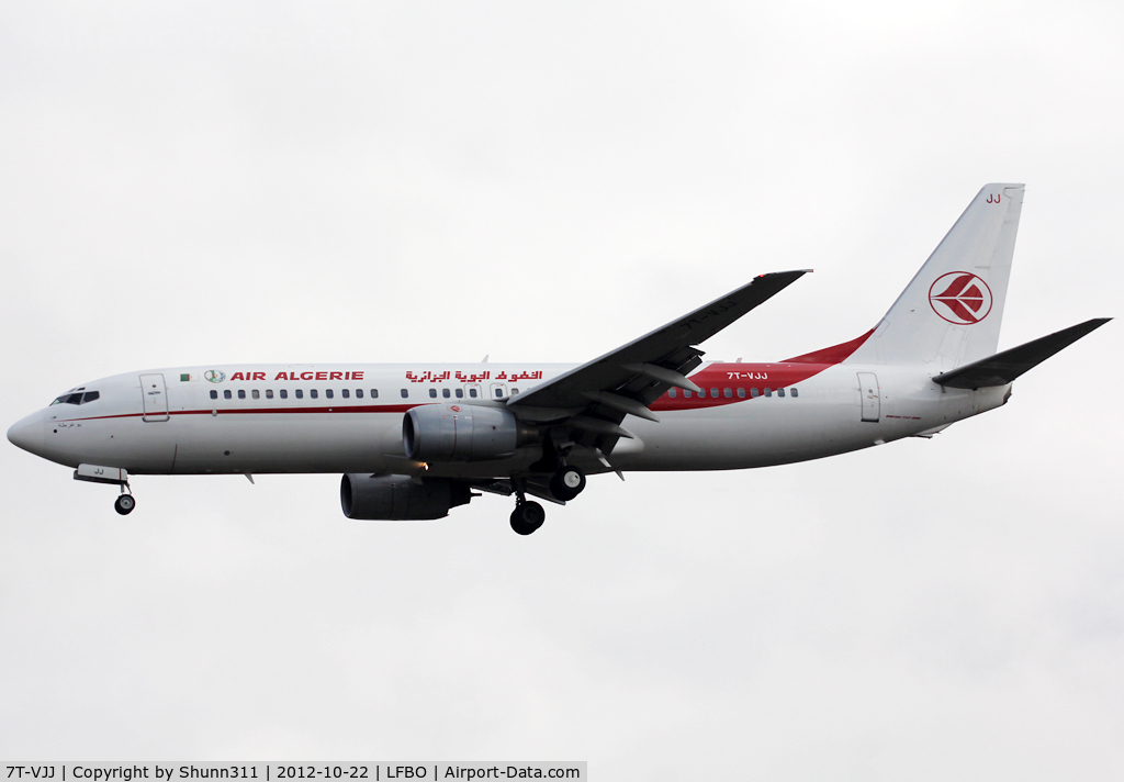 7T-VJJ, 2000 Boeing 737-8D6 C/N 30202, Landing rwy 32L in new c/s with additional 50th anniversary patch...