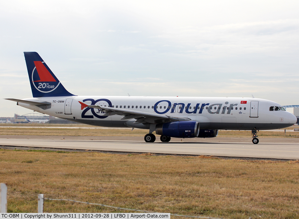 TC-OBM, 1997 Airbus A320-232 C/N 676, Lining up rwy 14L for departure with additional '20th anniversary' logo