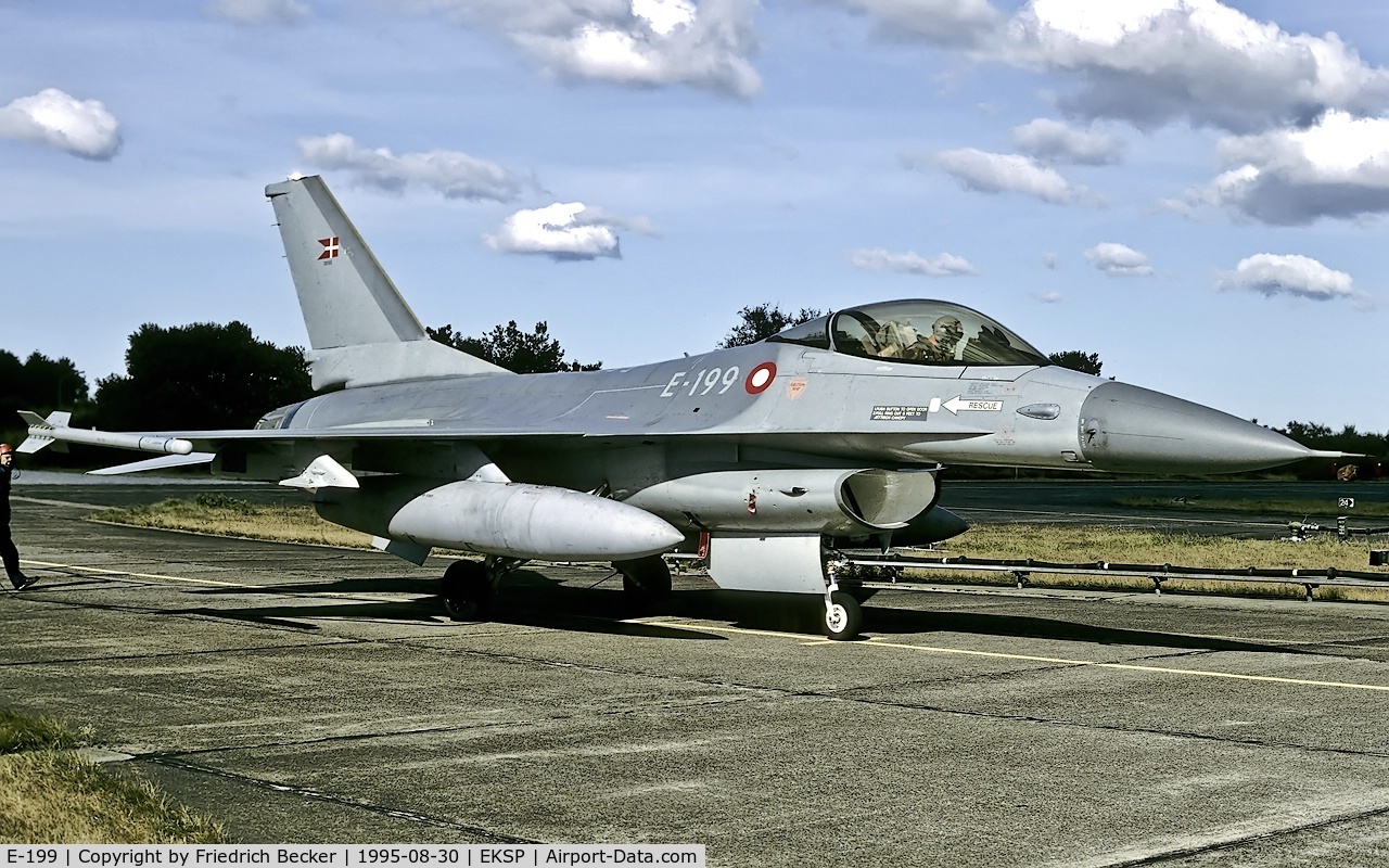 E-199, SABCA F-16AM Fighting Falcon C/N 6F-26, flightline at Skrydstrup AB