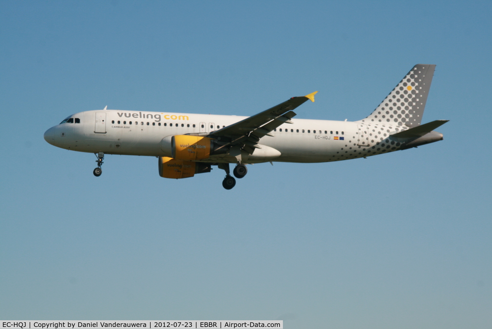 EC-HQJ, 2001 Airbus A320-214 C/N 1430, Arrival of flight VY8988 to RWY 25L