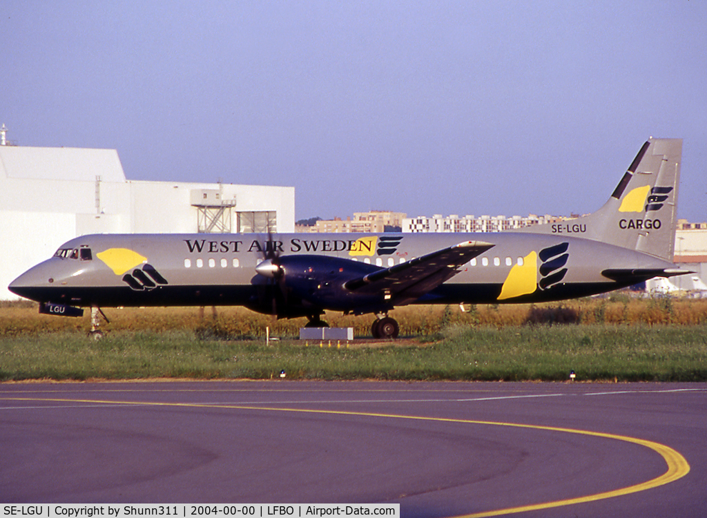 SE-LGU, 1990 British Aerospace ATP C/N 2022, Taxiing holding point rwy 32R for departure...