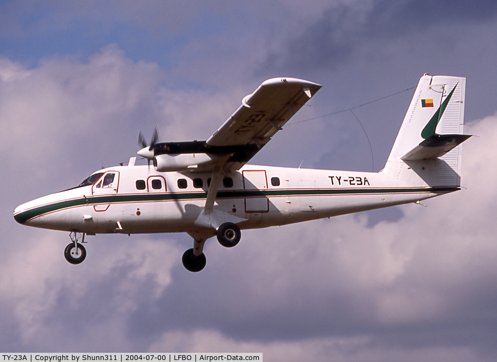 TY-23A, 1984 De Havilland Canada DHC-6-300 Twin Otter C/N 807, Landing rwy 32L... A very rare visitor here !!!
