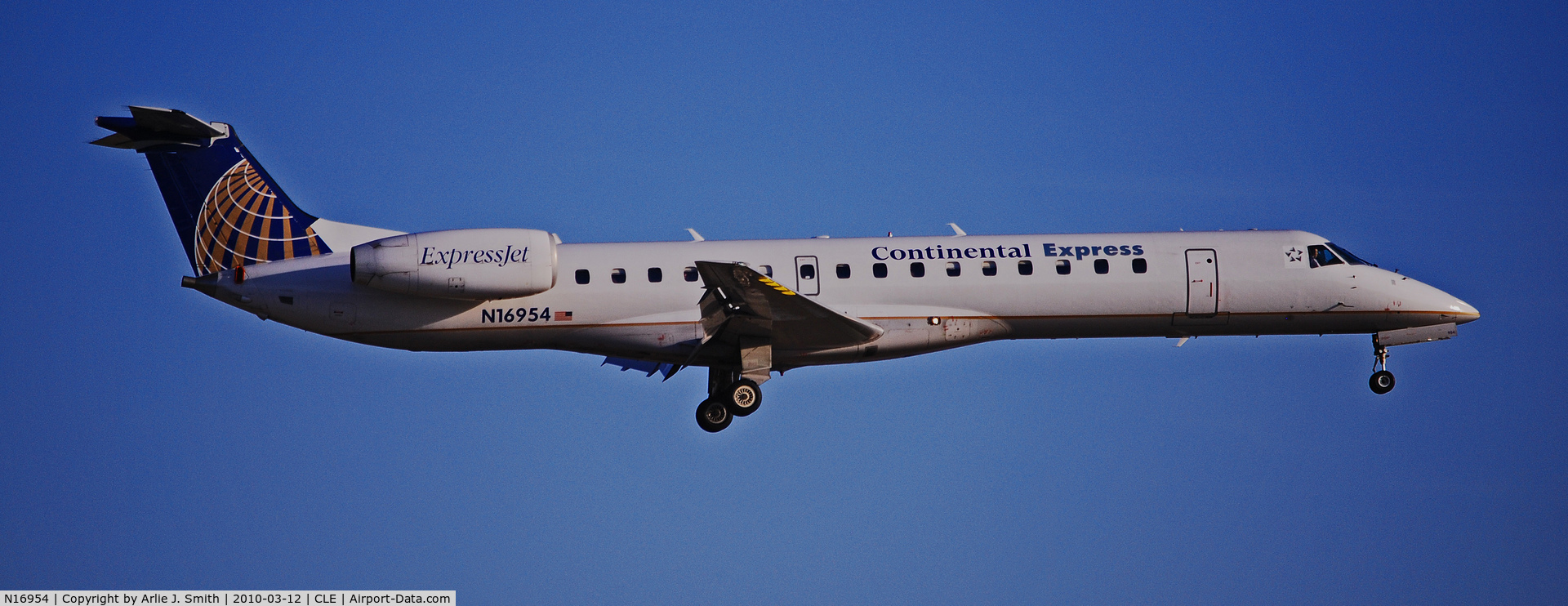 N16954, 1998 Embraer ERJ-145LR (EMB-145LR) C/N 145072, Coming into Cleveland, March 2010