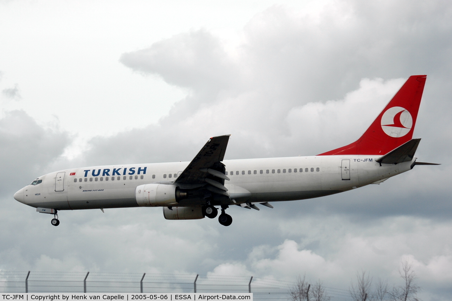 TC-JFM, 1999 Boeing 737-8F2 C/N 29775, Turkish Airlines 737-800 landing at Stockholm Arlanda. Note: no winglets yet.