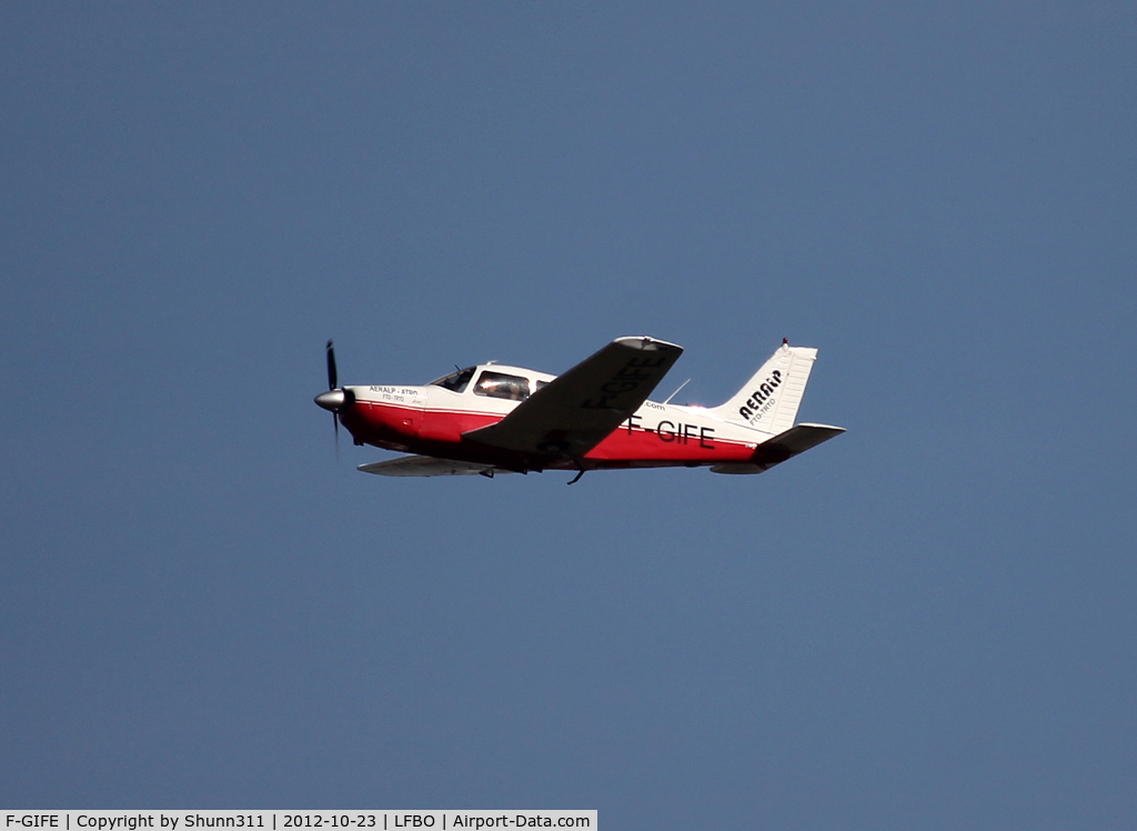 F-GIFE, Piper PA-28R-201 Cherokee Arrow III C/N 28R-7837128, Taking off from rwy 32R