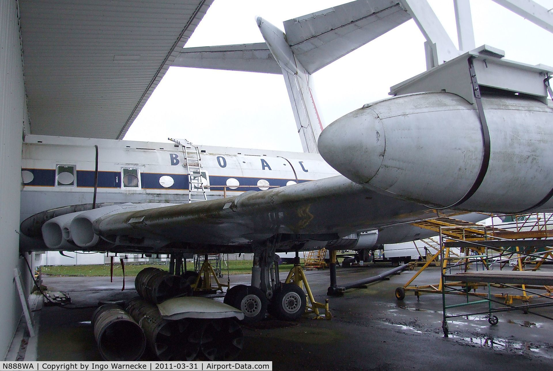 N888WA, 1959 De Havilland DH.106 Comet 4C C/N 6424, De Havilland D.H.106 Comet 4C being restored at the Museum of Flight Restoration Center, Everett WA