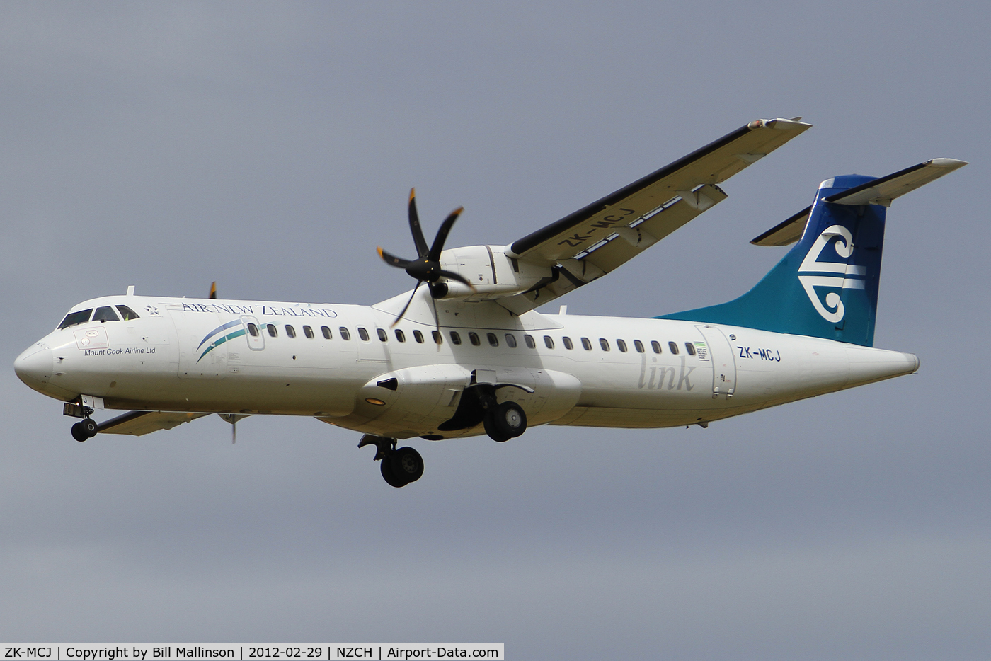 ZK-MCJ, 1999 ATR 72-212A C/N 624, finals to 02