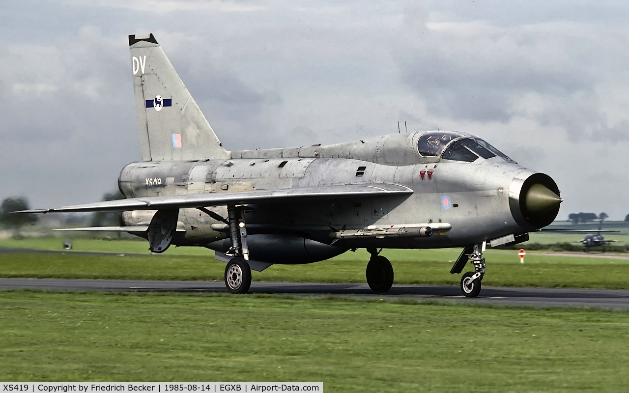 XS419, 1964 English Electric Lightning T.5 C/N 95004, taxying to the active at RAF Binbrook
