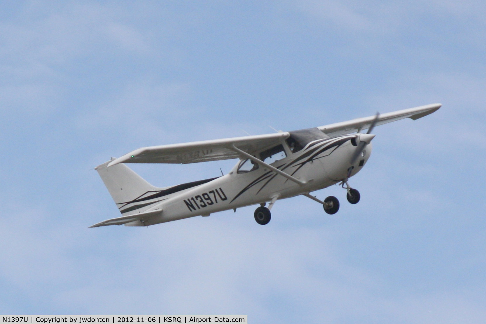 N1397U, 1976 Cessna 172M C/N 17267068, Manatee County Sheriff's Office Cessna Skyhawk (N1397U) departs Sarasota-Bradenton International Airport