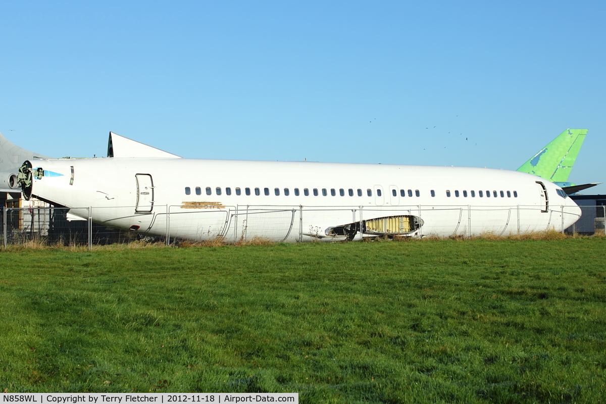 N858WL, 1990 Boeing 737-406 C/N 24858, Remains of 1990 Boeing 737-406, c/n: 24858 (ex PH-BDW) at Bruntingthorpe