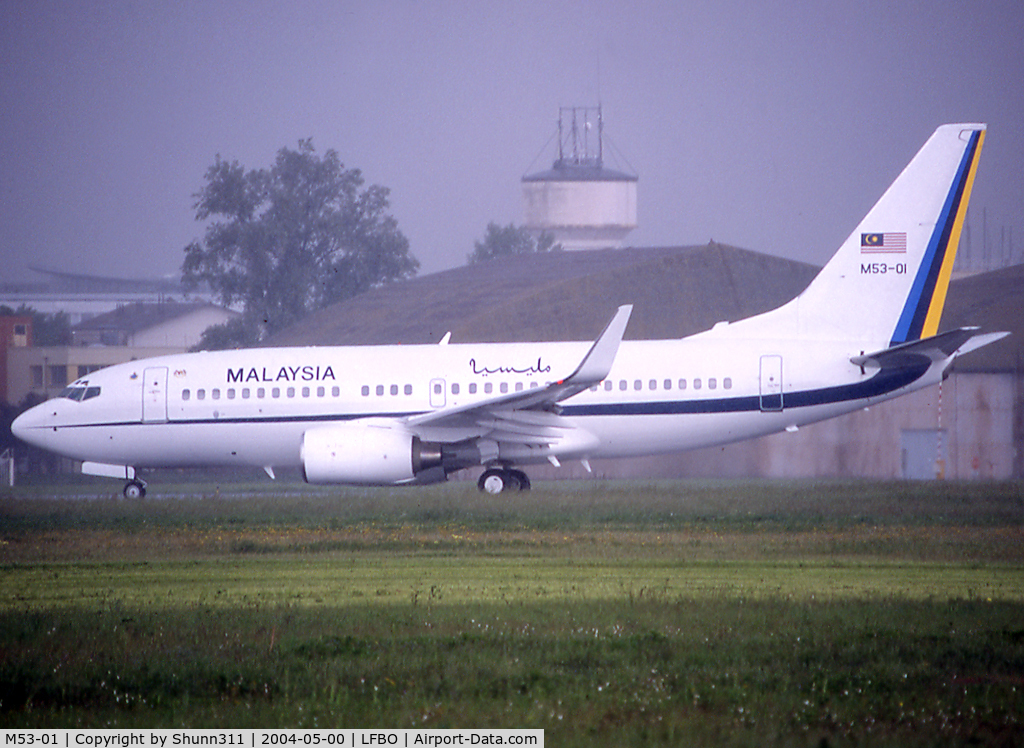 M53-01, 1999 Boeing 737-7H6 C/N 29274, Ready for take off rwy 32R under rainy day
