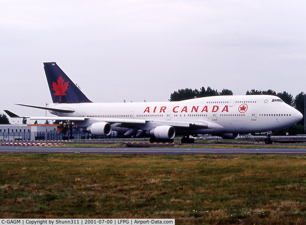 C-GAGM, 1991 Boeing 747-433 C/N 25074, Taxiing on parallels runways...