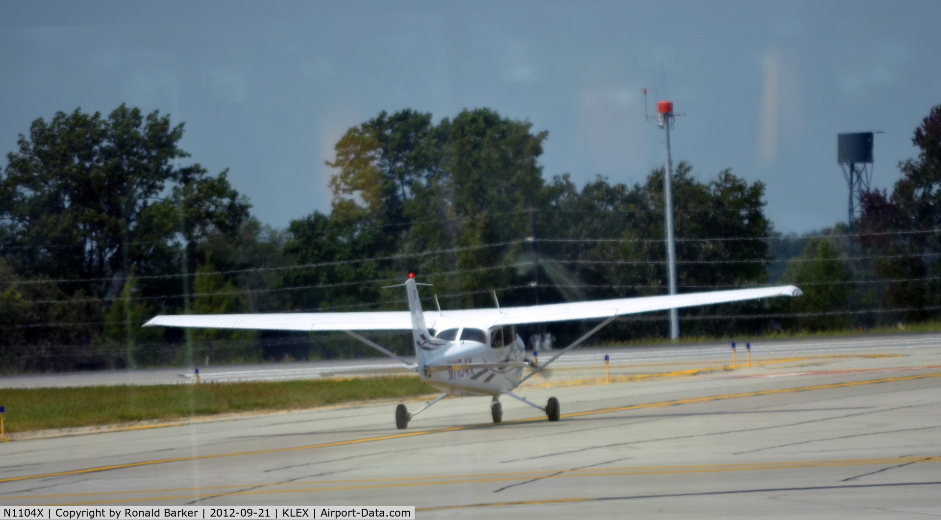 N1104X, 2006 Cessna 172S C/N 172S10297, Taxi LEX
