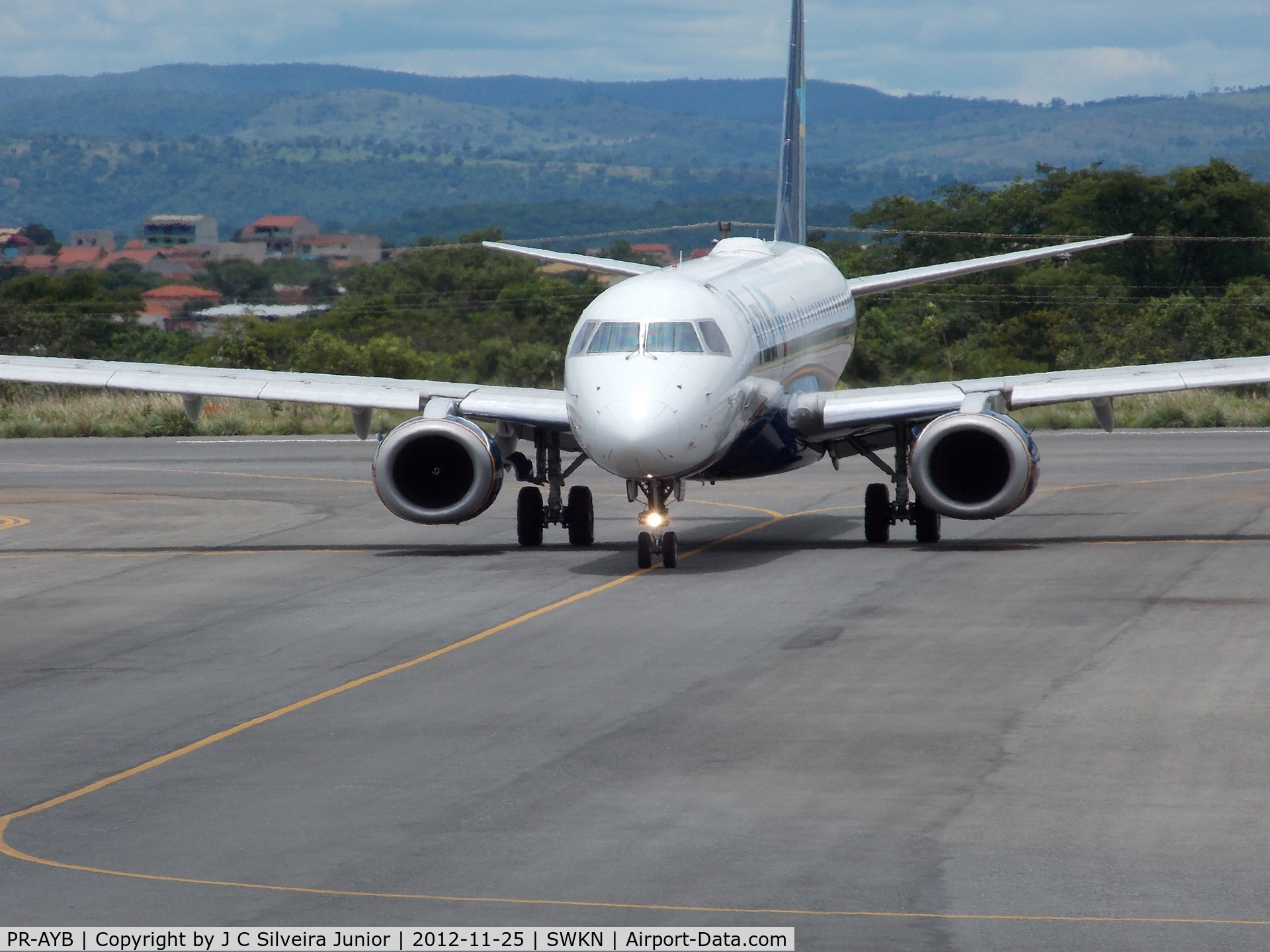 PR-AYB, 2008 Embraer 195LR (ERJ-190-200LR) C/N 19000239, Embraer ERJ-195AR (ERJ-190-200 IGW), matrícula PR-AYB (cn 19000239). Aeroporto Nelson Ribeiro Guimarães, Caldas Novas, GO (CLV/SBCN). Em 25 de novembro de 2012.