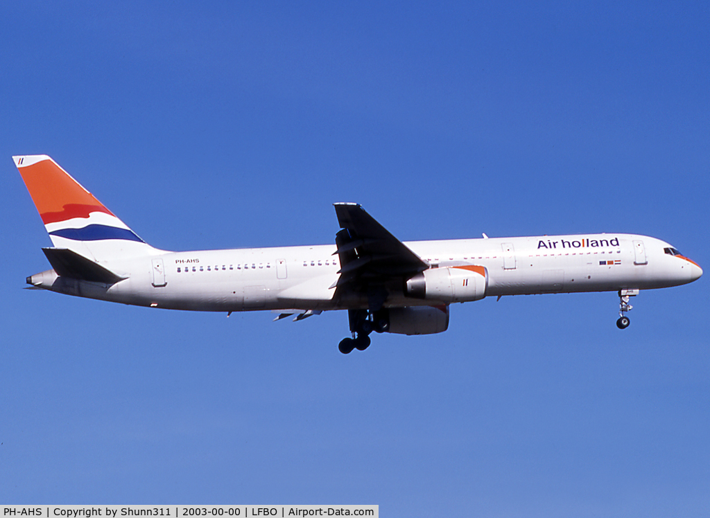 PH-AHS, 1993 Boeing 757-28A C/N 25622, Landing rwy 14R in new c/s