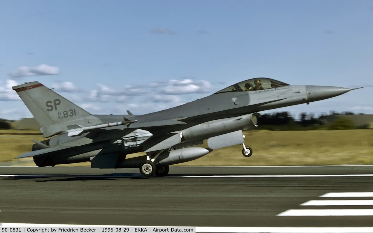 90-0831, 1990 General Dynamics F-16C Fighting Falcon C/N CC-31, touchdown